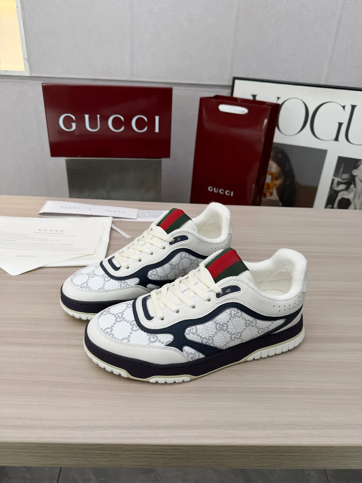 [G Home] P: 600💰 Couple size: Female 35-40. Male 39-44 (45 custom-made) 🆕2025.GUCC Gucci original order quality The latest popular high and low top aged couple sneakers series shipped original purchase development and production, this high and low top sneakers adopt a basketball-style silhouette design, cleverly integrated with hollow panels and distressed effects, showing unique ingenuity. The ingenuity incorporates brand logo details such as interlocking Double G styling accessories and Gucci lettering, a low-key tribute to the brand's design heritage. Exquisite packaging at the delivery counter 🛍📦 ▪️ Fabric: Original customized imported first-layer cowhide ▪️ Inner lining: Imported first-layer cowhide ▪️ Sole: Original molded two-color TPU sole ▪️ Sole thickness: 3cm